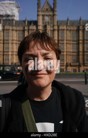 Camera dei Comuni di Londra, Regno Unito. 27 Mar, 2017. Gli attivisti Animalrights dimostrazione esterna House of Commons durante la MPs" del dibattito la scienza è contro di essa. La prova è contro di essa. La razionalità e la moralità è contro di essa. Arrestare il badger cull!, Westminster, London, Regno Unito. tramite carta di credito: Vedere Li/Alamy Live News Foto Stock