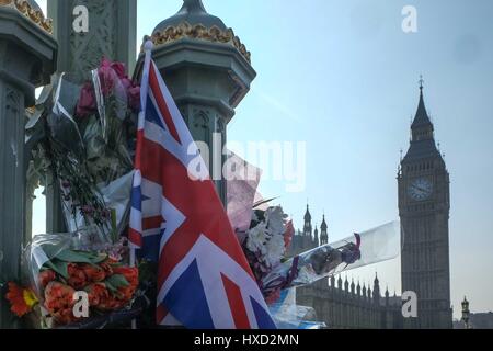 Londra, Regno Unito. Il 27 marzo 2017. Omaggi floreali sinistra sul Westminster Bridge dopo l attacco terroristico in Westminster. Credito: claire doherty/Alamy Live News Foto Stock