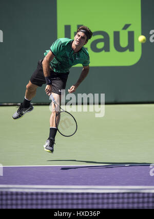 Miami, FL, Stati Uniti d'America. 27 Mar, 2017. Roger Federer (SUI) in azione qui contro Juan Martin Del Potro (ARG) al 2017 Miami aperto in Key Biscayne, FL. Credito: Andrea, Patrono/filo di Zuma Credito: Andrea, Patrono/ZUMA filo/Alamy Live News Foto Stock