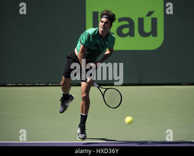 Miami, FL, Stati Uniti d'America. 27 Mar, 2017. Roger Federer (SUI) in azione qui contro Juan Martin Del Potro (ARG) al 2017 Miami aperto in Key Biscayne, FL. Credito: Andrea, Patrono/filo di Zuma Credito: Andrea, Patrono/ZUMA filo/Alamy Live News Foto Stock