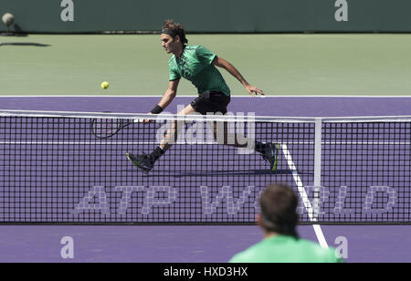 Miami, FL, Stati Uniti d'America. 27 Mar, 2017. Roger Federer (SUI) in azione qui contro Juan Martin Del Potro (ARG) al 2017 Miami aperto in Key Biscayne, FL. Credito: Andrea, Patrono/filo di Zuma Credito: Andrea, Patrono/ZUMA filo/Alamy Live News Foto Stock