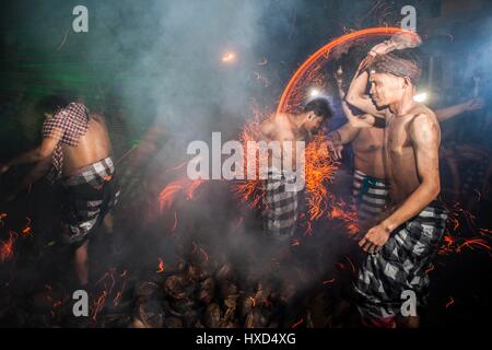 Bali, Indonesia. Il 28 marzo 2017. Uomini Balinese prendere parte in Mesabatan Api o la sacra battaglia di fuoco a Pakraman Nagi village, in Gianyar, Bali, Indonesia. Marzo 27, 2017, un giorno prima del Nyepi, il giorno del silenzio. Credito: Xinhua/Alamy Live News Foto Stock