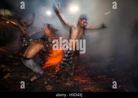 Bali, Indonesia. Il 28 marzo 2017. Uomini Balinese prendere parte in Mesabatan Api o la sacra battaglia di fuoco a Pakraman Nagi village, in Gianyar, Bali, Indonesia. Marzo 27, 2017, un giorno prima del Nyepi, il giorno del silenzio. Credito: Xinhua/Alamy Live News Foto Stock