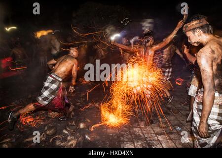 Bali, Indonesia. Il 28 marzo 2017. Uomini Balinese prendere parte in Mesabatan Api o la sacra battaglia di fuoco a Pakraman Nagi village, in Gianyar, Bali, Indonesia. Marzo 27, 2017, un giorno prima del Nyepi, il giorno del silenzio. Credito: Xinhua/Alamy Live News Foto Stock