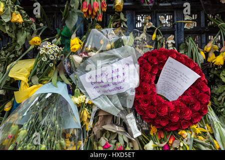 Londra, Regno Unito. 28 Mar, 2017. Omaggi floreali in Westminster ricordando le vittime del terrore attacco su XXII Marzo quale rivendicato quattro vite comprendente un Metropolitan police officer. Credito: Guy Corbishley/Alamy Live News Foto Stock