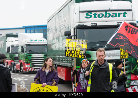 Appleton Thorn, Warrington, Regno Unito. Il 28 marzo 2017. Gli attivisti ambientali, preoccupati per il danno fracking potrebbe fare per la messa a terra, in aria e in acqua di alimentazione, mirati gigante di autotrasporti Eddie Stobarts capo ufficio questa mattina. Stobart camion sono stati testimoni di erogare al controverso esplorativa di gas di scisto fracking sito attualmente in costruzione vicino al Blackpool dove non convenzionali di estrazione di gas company Cuadrilla intendono fracking per gas di scisto. I manifestanti hanno dichiarato che Stobarts vanta un contributo positivo sia per la società e l'ambiente. Credito: Dave Ellison/Alamy Live News Foto Stock