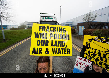 Appleton Thorn, Warrington, Regno Unito. Il 28 marzo 2017. Gli attivisti ambientali, preoccupati per il danno fracking potrebbe fare per la messa a terra, in aria e in acqua di alimentazione, mirati gigante di autotrasporti Eddie Stobarts capo ufficio questa mattina. Stobart camion sono stati testimoni di erogare al controverso esplorativa di gas di scisto fracking sito attualmente in costruzione vicino al Blackpool dove non convenzionali di estrazione di gas company Cuadrilla intendono fracking per gas di scisto. I manifestanti hanno dichiarato che Stobarts vanta un contributo positivo sia per la società e l'ambiente. Credito: Dave Ellison/Alamy Live News Foto Stock