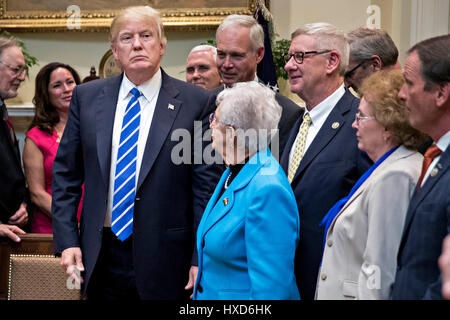 Washington DC, Stati Uniti d'America. Il 27 marzo 2017. Washington, DC, Stati Uniti d'America. 27 Mar, 2017. Il Presidente degli Stati Uniti, Donald Trump, sinistra, sorge dopo la firma delle fatture per il Roosevelt stanza della Casa Bianca di Washington, DC, Stati Uniti, lunedì 27 marzo, 2017. Trump firmato quattro fatture, H.J. Res 37, H.J. Res 44, H.J. Res. 57 e H.J. Res. 58, che annullano le misure messe in atto nel corso dell ex Presidente Barack Obama l'amministrazione. Credito: dpa picture alliance/Alamy Live News Foto Stock