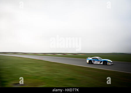 Norwich, Norfolk, Regno Unito. 28 marzo, 2017. British GT racing drivers Stuart Middleton/William Tregurtha e HHC Motorsport durante il 2017 Media ufficiali giorno del British GT Championship sul circuito di Snetterton (foto di gergo Toth / Alamy Live News) Foto Stock