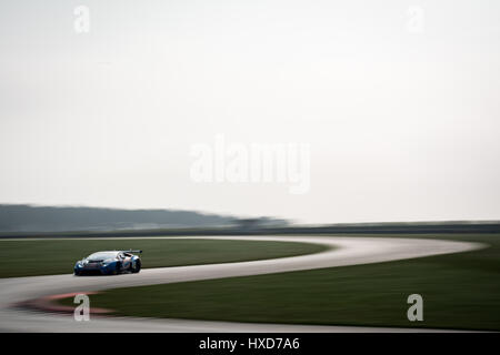 Norwich, Norfolk, Regno Unito. 28 marzo, 2017. British GT racing drivers Liam Griffin/Sam Tordoff e Barwell Motorsport durante il 2017 Media ufficiali giorno del British GT Championship sul circuito di Snetterton (foto di gergo Toth / Alamy Live News) Foto Stock