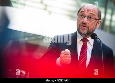 Berlino, Germania. 28 Mar, 2017. Il socialdemocratico tedesco cancelliere partito candidato Martin Schulz arriva per un comunicato stampa dopo un incontro con il socialista francese candidato presidenziale Hamon a Willy Brandt House a Berlino, Germania, 28 marzo 2017. Foto: Sophia Kembowski/dpa/Alamy Live News Foto Stock