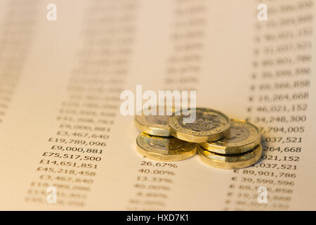 Una pila di monete inglesi su un foglio di calcolo. Business - concetto Foto Stock