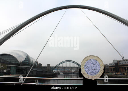 Newcastle, Regno Unito. 28 Mar, 2017. Newcastle upon Tyne festeggiare il lancio della nuova 12 facciate pound coin. Il nuovo Regno Unito £ 1 moneta immessa in circolazione il 28 marzo 2017.Credit: David Whinham/Alamy Live News Foto Stock