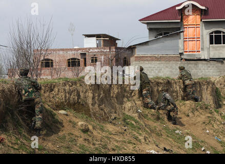 Srinagar Kashmir. 28 Mar, 2017. Esercito indiano troopers prendere posizione durante uno scontro a fuoco nel villaggio di Durbugh Chadoora del distretto di Budgam, circa 22 km a sud di Srinagar city, la capitale estiva del Kashmir, 28 marzo 2017. Almeno tre giovani sono stati uccisi e 13 altri feriti martedì dopo le forze governative hanno sparato su manifestanti in prossimità di un gunfight sito nella irrequieta Kashmir, la polizia ha detto. Credito: Javed Dar/Xinhua/Alamy Live News Foto Stock