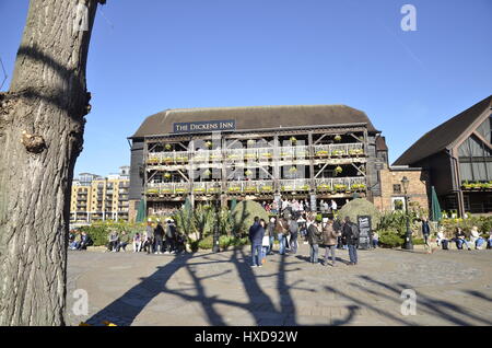 La storica Dickens Inn in St Katherine Dock, Londra Foto Stock