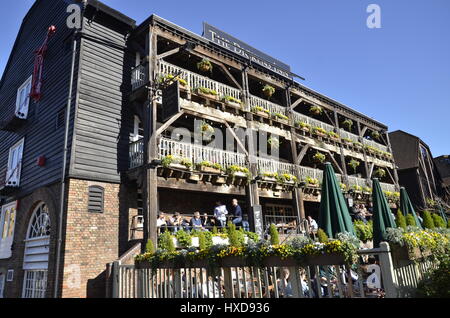 La storica Dickens Inn in St Katherine Dock, Londra Foto Stock