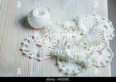 Bianco a crochet tovaglioli realizzati a mano Foto Stock