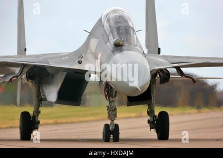 Costruito sovietica Sukhoi Su-30MKI avanzata multi-ruolo di combattenti della forza aerea indiana a RAF Coningsby, Lincolnshire UK Foto Stock