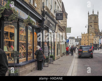 Una vista del luogo di mercato verso San Giovanni Battista e negozi indipendenti con il nuovo schema di circolazione su strada nel centro di Cirencester Foto Stock