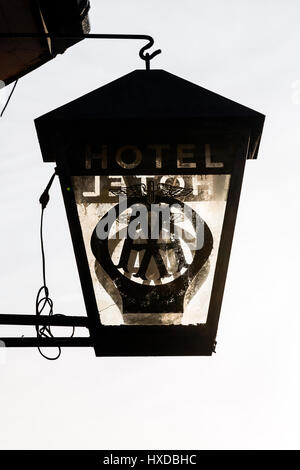 Un Automobile Association cartello luminoso al di fuori del royal oak pub Dunsford,Parco Nazionale di Dartmoor Foto Stock