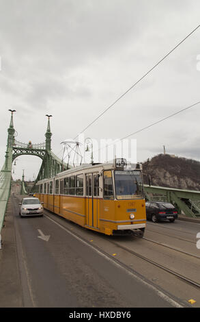 Il tram attraversando Ponte della Libertà a Budapest Ungheria Foto Stock