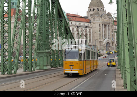 Il tram attraversando Ponte della Libertà a Budapest Ungheria Foto Stock