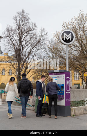 Paio di acquisto di biglietti della metro dalla macchina a Budapest Ungheria Foto Stock