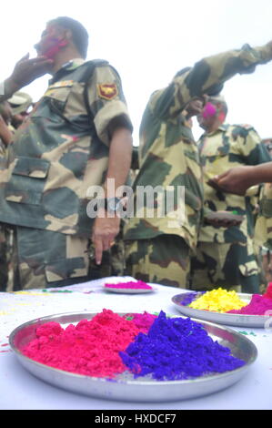 Holi tra le guardie di frontiera di India e Bangladesh - 12/03/2017 - India / Tripura / Agartala - BSF (Confine di forza di sicurezza dell'India) e la BGB (guardia di confine Bangladesh) è la riproduzione di holi e scambio sweetes in frontiera internazionale, Indo-Bangla confine in Agartala, capitale del nord-est stato di Tripura. Holi è un Indù festival di primavera in India e Nepal, noto anche come il "Festival dei colori' o 'festival dell'amore". Il festival significa la vittoria del bene sul male, - Abhisek Saha / Le Pictorium Foto Stock