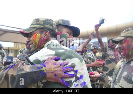 Holi tra le guardie di frontiera di India e Bangladesh - 12/03/2017 - India / Tripura / Agartala - BSF (Confine di forza di sicurezza dell'India) e la BGB (guardia di confine Bangladesh) è la riproduzione di holi e scambio sweetes in frontiera internazionale, Indo-Bangla confine in Agartala, capitale del nord-est stato di Tripura. Holi è un Indù festival di primavera in India e Nepal, noto anche come il "Festival dei colori' o 'festival dell'amore". Il festival significa la vittoria del bene sul male, - Abhisek Saha / Le Pictorium Foto Stock