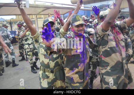 Holi tra le guardie di frontiera di India e Bangladesh - 12/03/2017 - India / Tripura / Agartala - BSF (Confine di forza di sicurezza dell'India) e la BGB (guardia di confine Bangladesh) è la riproduzione di holi e scambio sweetes in frontiera internazionale, Indo-Bangla confine in Agartala, capitale del nord-est stato di Tripura. Holi è un Indù festival di primavera in India e Nepal, noto anche come il "Festival dei colori' o 'festival dell'amore". Il festival significa la vittoria del bene sul male, - Abhisek Saha / Le Pictorium Foto Stock