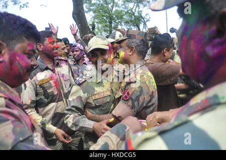 Holi tra le guardie di frontiera di India e Bangladesh - 12/03/2017 - India / Tripura / Agartala - BSF (Confine di forza di sicurezza dell'India) e la BGB (guardia di confine Bangladesh) è la riproduzione di holi e scambio sweetes in frontiera internazionale, Indo-Bangla confine in Agartala, capitale del nord-est stato di Tripura. Holi è un Indù festival di primavera in India e Nepal, noto anche come il "Festival dei colori' o 'festival dell'amore". Il festival significa la vittoria del bene sul male, - Abhisek Saha / Le Pictorium Foto Stock