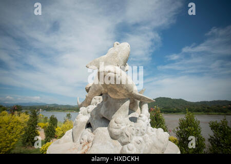 Un monumento del Mekong pesce gatto gigante al paesaggio del fiume Mekong presso la città di Chiang khong nord del provinz Chiang Rai nel nord T Foto Stock