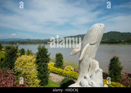 Un monumento del Mekong pesce gatto gigante al paesaggio del fiume Mekong presso la città di Chiang khong nord del provinz Chiang Rai nel nord T Foto Stock