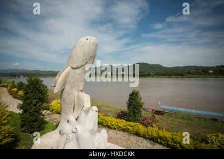 Un monumento del Mekong pesce gatto gigante al paesaggio del fiume Mekong presso la città di Chiang khong nord del provinz Chiang Rai nel nord T Foto Stock