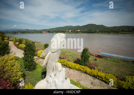 Un monumento del Mekong pesce gatto gigante al paesaggio del fiume Mekong presso la città di Chiang khong nord del provinz Chiang Rai nel nord T Foto Stock