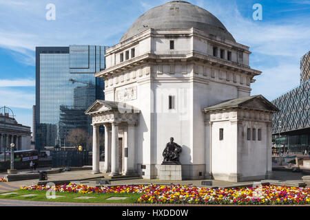 Miscela di vecchi e nuovi edifici in Centenary Square, Birmingham tra cui la Biblioteca di Birmingham e la Sala della memoria Foto Stock