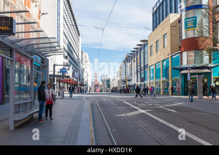 I tracciafile sulla nuova rete di tram in Corporation Street nel centro della città di Birmingham Foto Stock