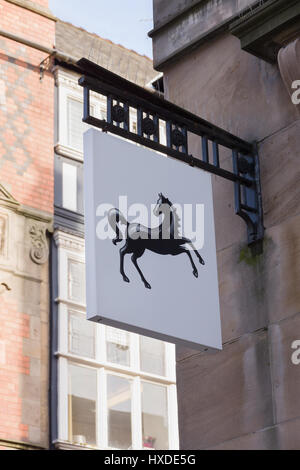 Lloyds segno con la sua familiarità rampante cavallo nero logo al di fuori di un high street branch Foto Stock