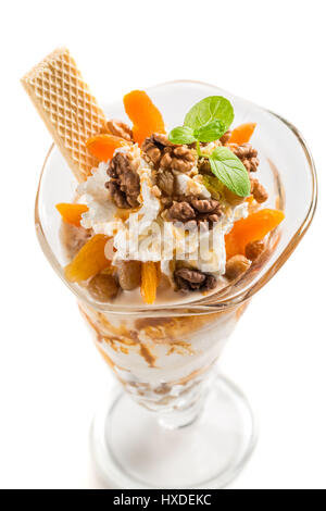 Gelato con noci su sfondo bianco Foto Stock