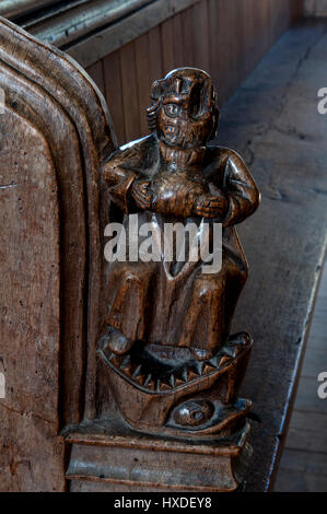 Un medievale banco intagliato fine nella Chiesa di Tutti i Santi, Thornham, Norfolk, Inghilterra, Regno Unito Foto Stock