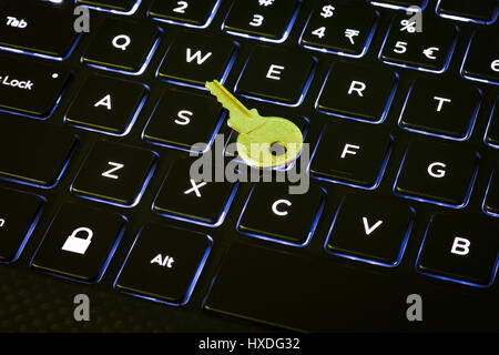 Chiave e il pulsante LOCK su un computer con retroilluminazione tastiera Foto Stock