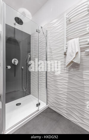 Bagno di lusso in appartamento con grande doccia e modellato piastrelle bianche sulla parete Foto Stock
