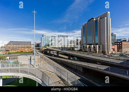 Autostrada M8 attraverso il centro di Glasgow Scotland Regno Unito con Scottish Power edificio dietro St Vincent Plaza a sinistra e Hilton Glasgow hotel a destra Foto Stock