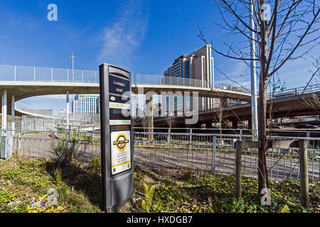 Autostrada M8 attraverso il centro di Glasgow Scotland Regno Unito con Scottish Power edificio dietro St Vincent Plaza L & Hilton Glasgow hotel R con un ponte pedonale Foto Stock