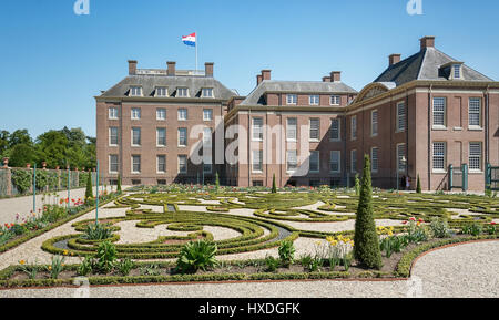 Apeldoorn, Paesi Bassi, 8 Maggio 2016: Olandese giardino barocco del Loo Palace , un ex palazzo reale e ora un museo nazionale situato nell'outsk Foto Stock