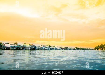 Vista su unset oltre il fiume Mekong da Can Tho in Vietnam Foto Stock