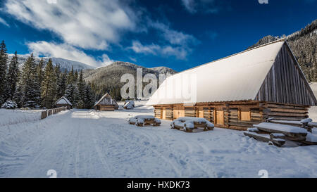 In inverno il sentiero di montagna nella valle Chocholowska al tramonto, Monti Tatra, Polonia Foto Stock