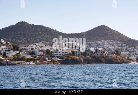 Villaggio pieno di case di villeggiatura in Yalikavak area nella penisola di Bodrum. Lo stile architettonico della regione è tutto bianco case. Foto Stock