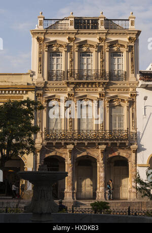 Ecuador Cuenca, Parque Calderon park, facciata in stile coloniale Foto Stock