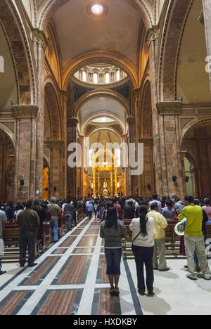 Ecuador Cuenca, Parque Calderon park, nuova cattedrale, navata con adoratori Foto Stock